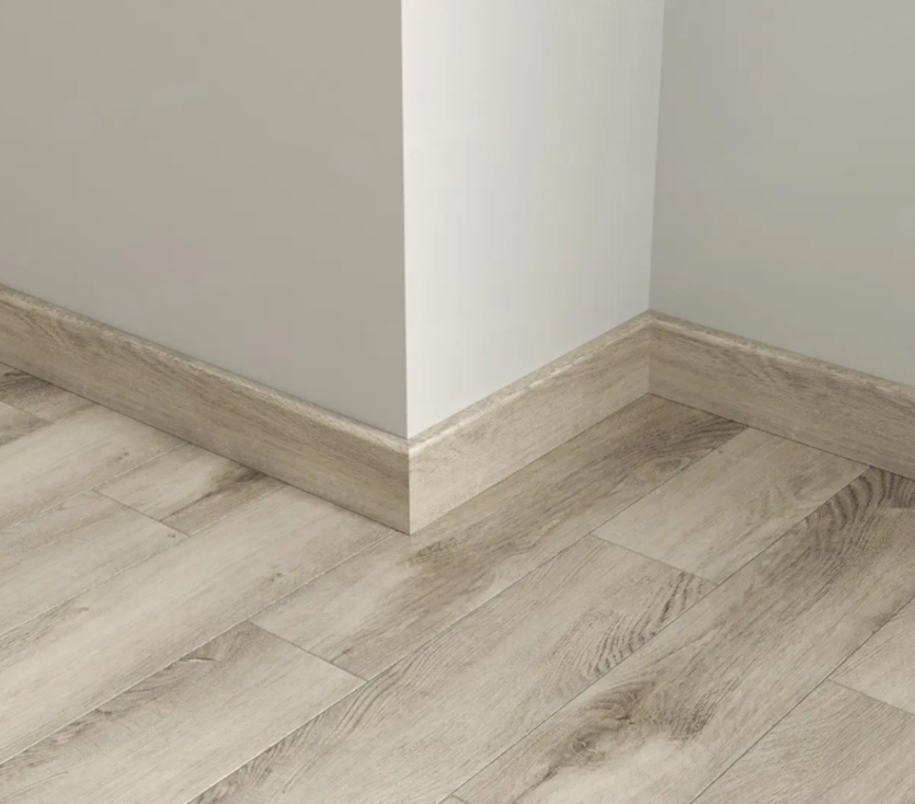 Плинтус Alpine Floor Parquet Light Дуб Исида SK 13-15 2200×80×12,5 фото в интерьере
